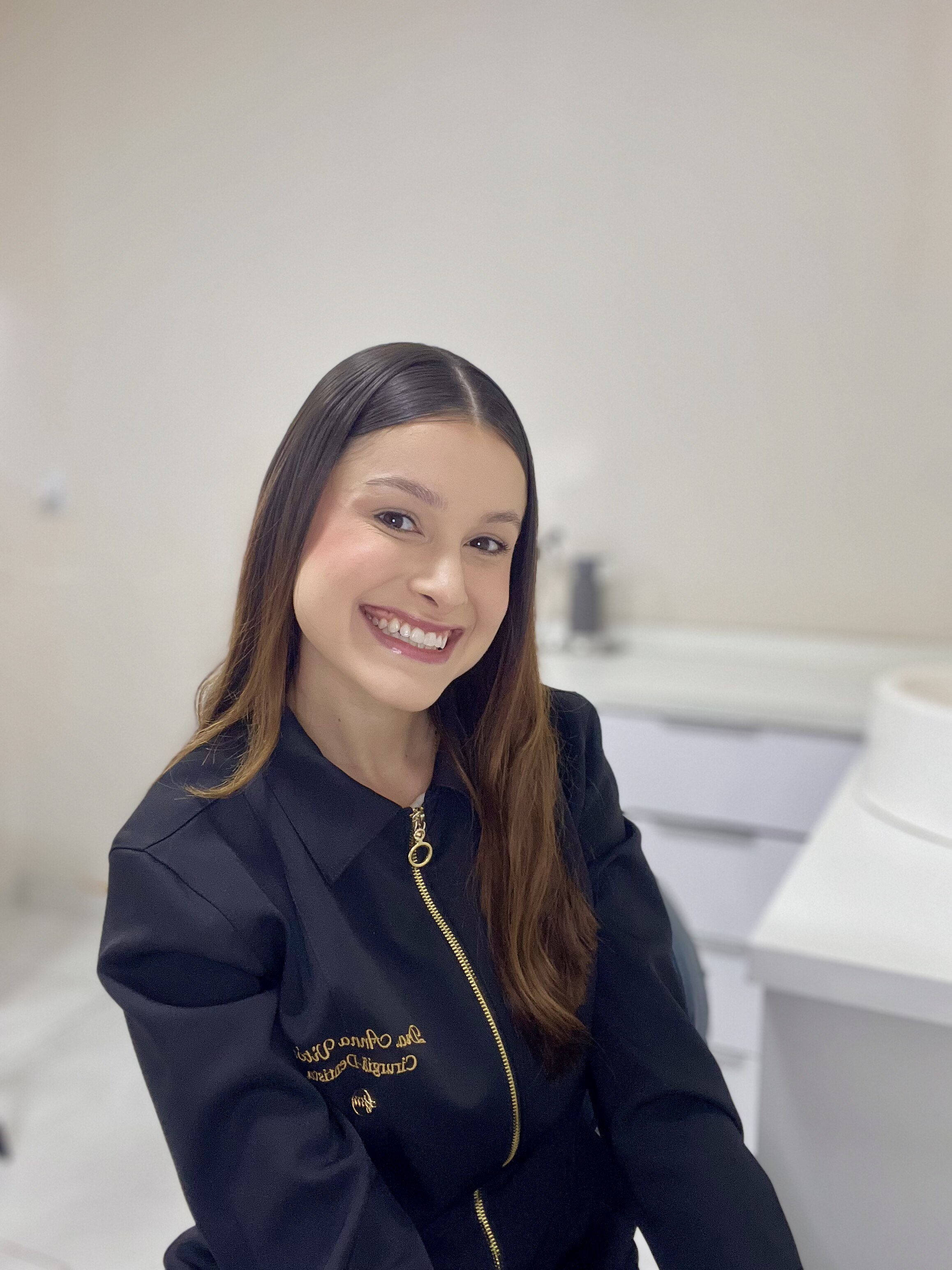 Dra. Anna Vitória, Cirurgiã-Dentista